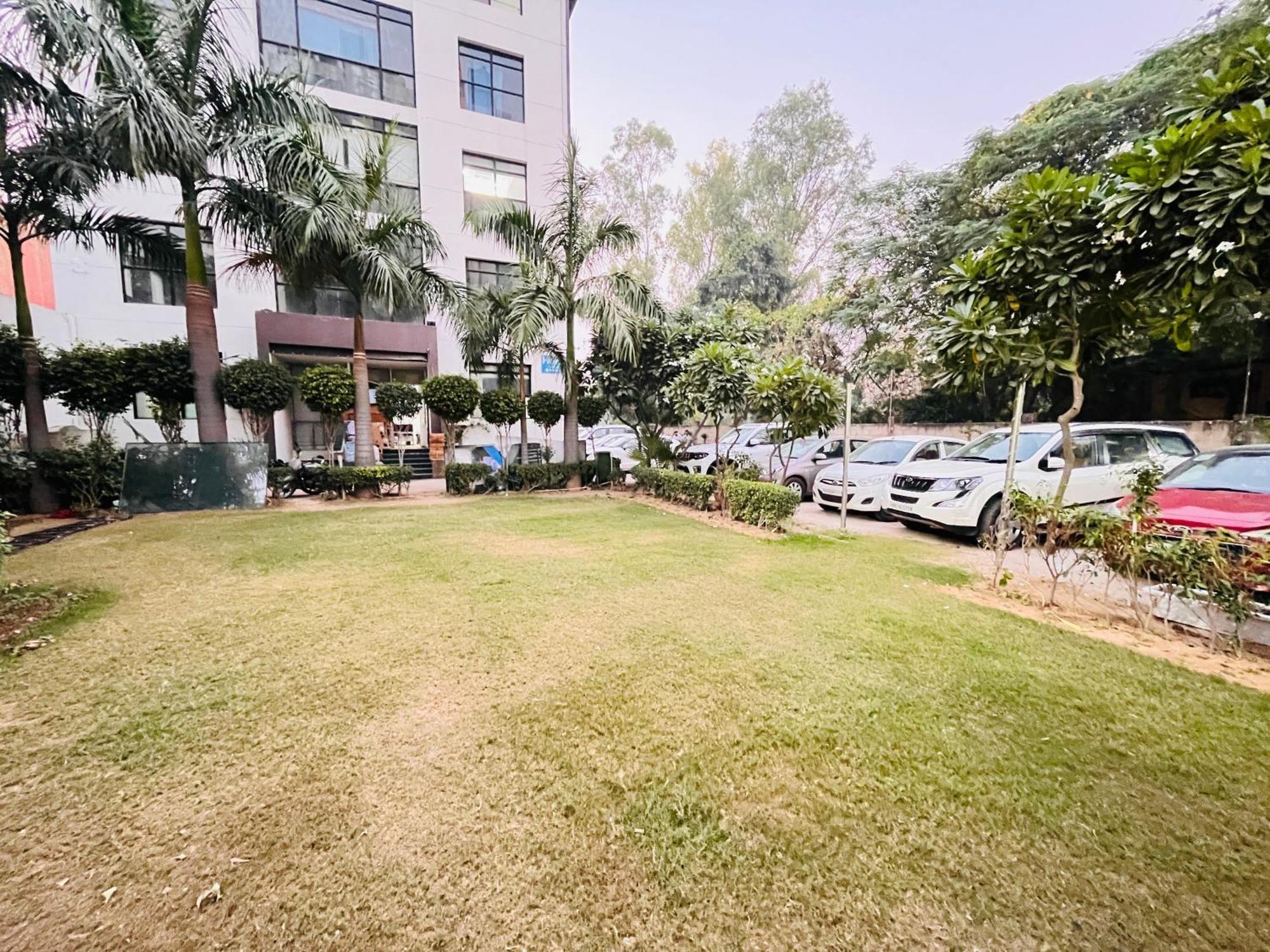 Corus & Banquets - Sector 14, Couple Friendly Gurgaon