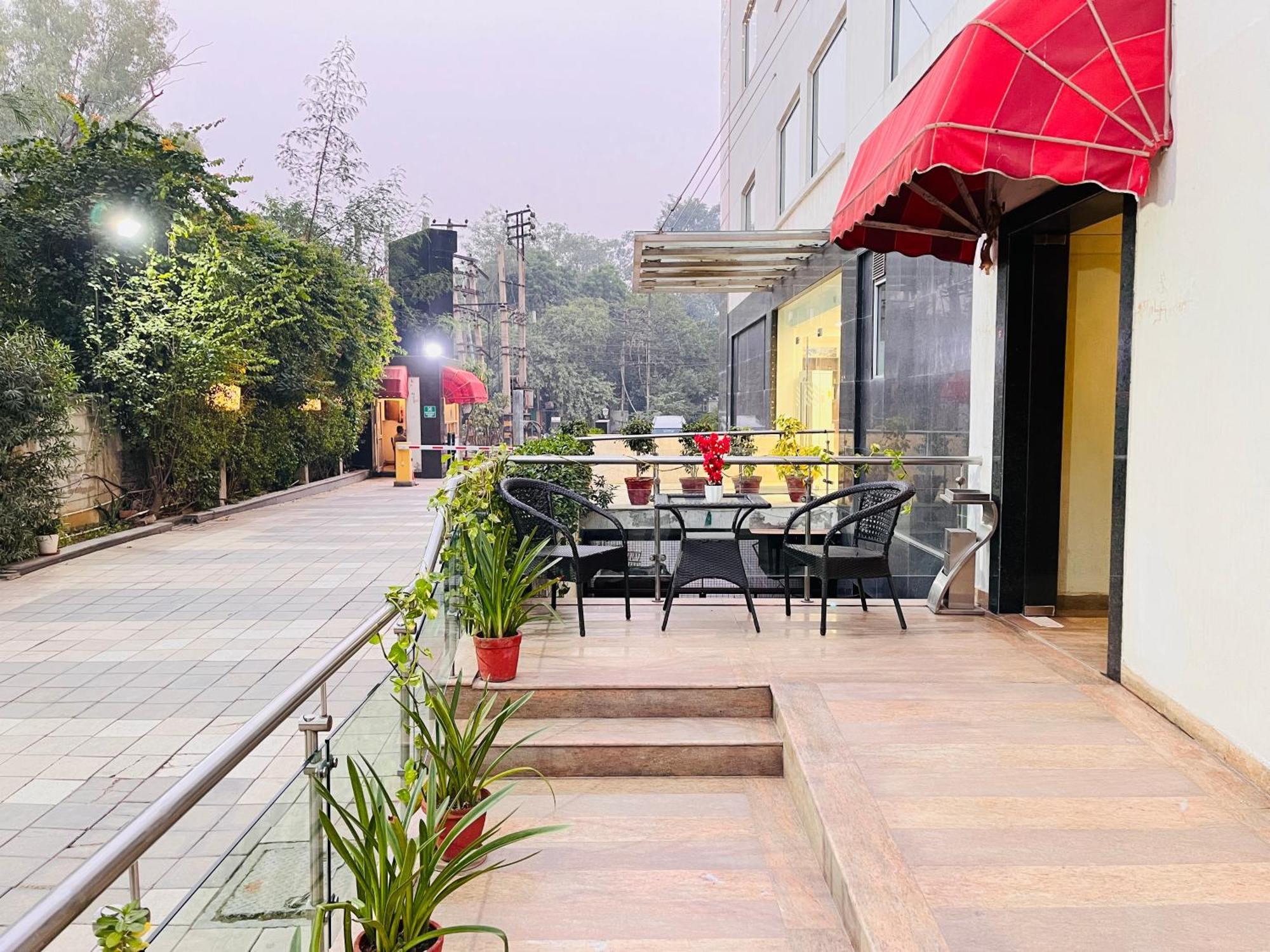 Hotel Corus & Banquets - Sector 14, Couple Friendly Gurgaon