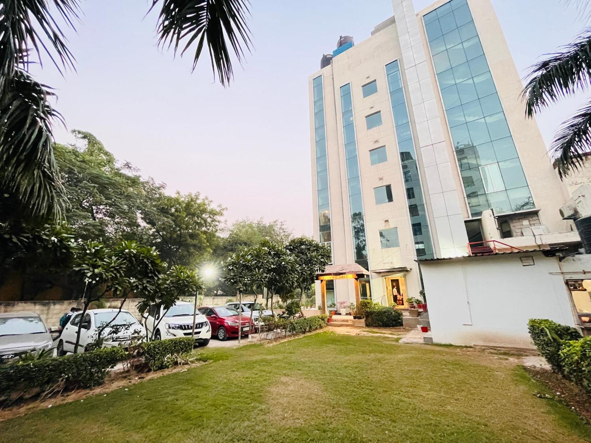 Corus & Banquets - Sector 14, Couple Friendly 3* Gurgaon