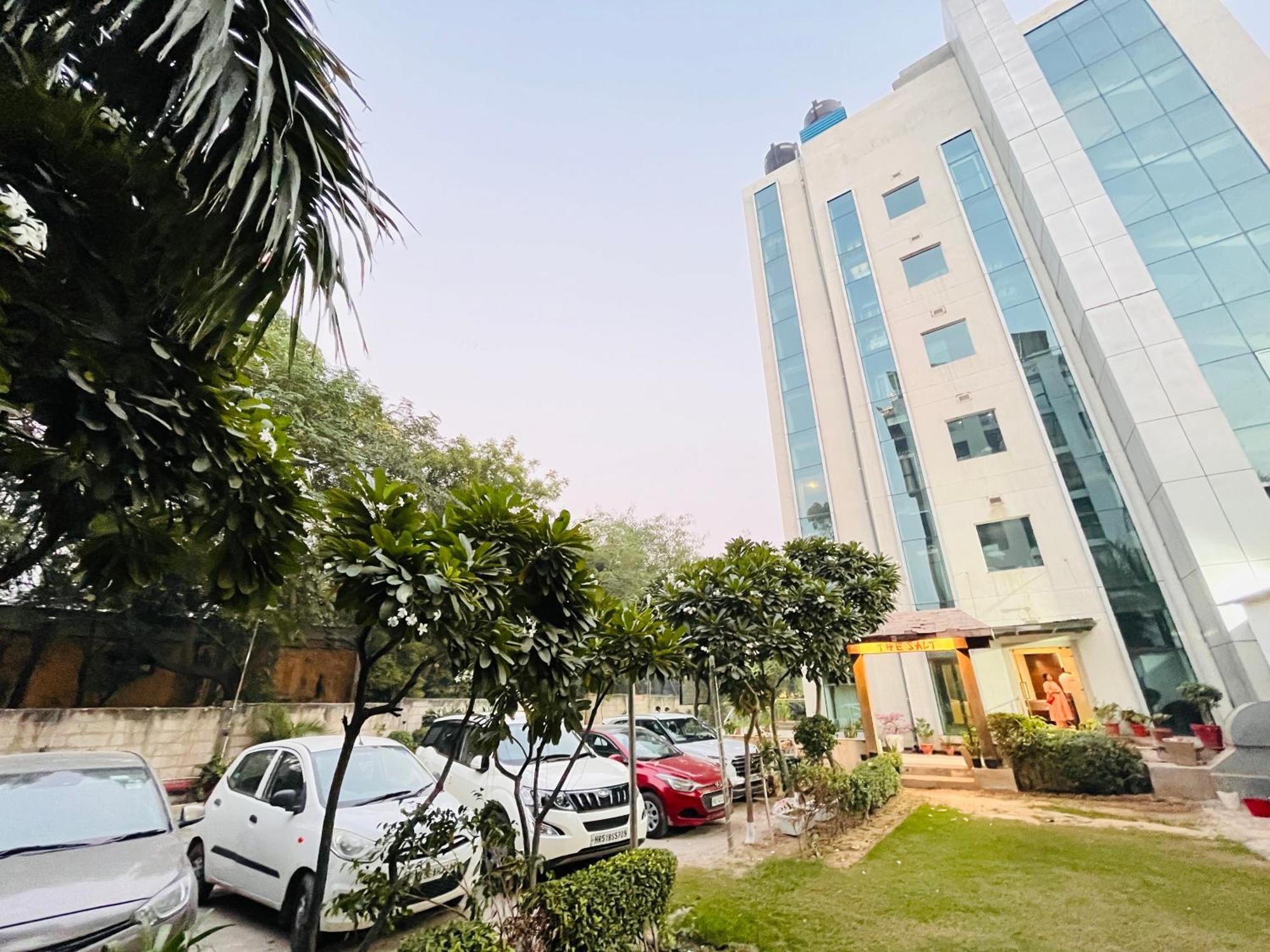 Corus & Banquets - Sector 14, Couple Friendly Gurgaon