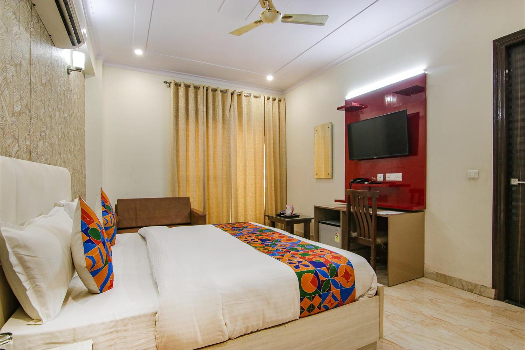 Hotel Homefort - Sector 45 Near Cyber Park & Artemis Hospital 4*