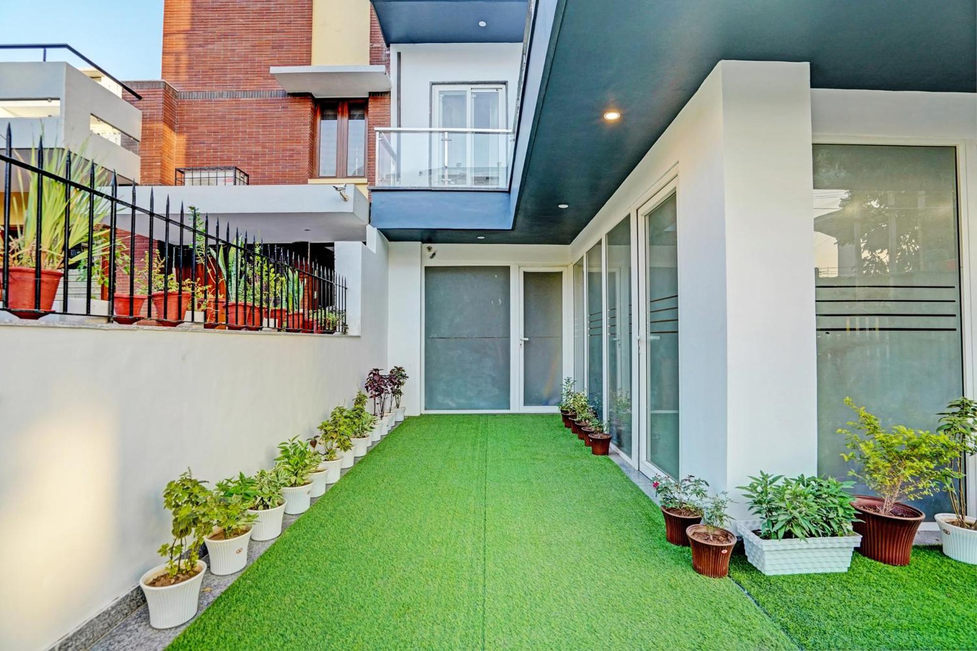Homefort - Sector 45 Near Cyber Park & Artemis Hospital Hotel 4*