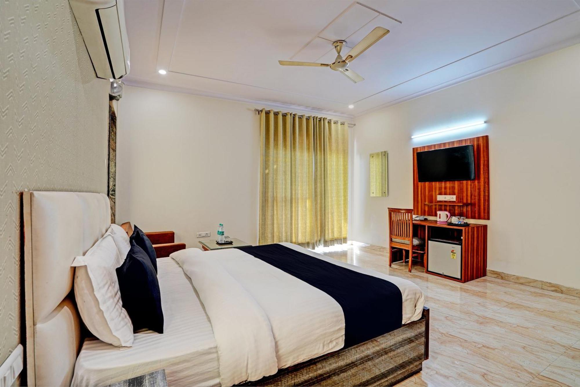 Hotel Homefort - Sector 45 Near Cyber Park & Artemis Hospital 4*