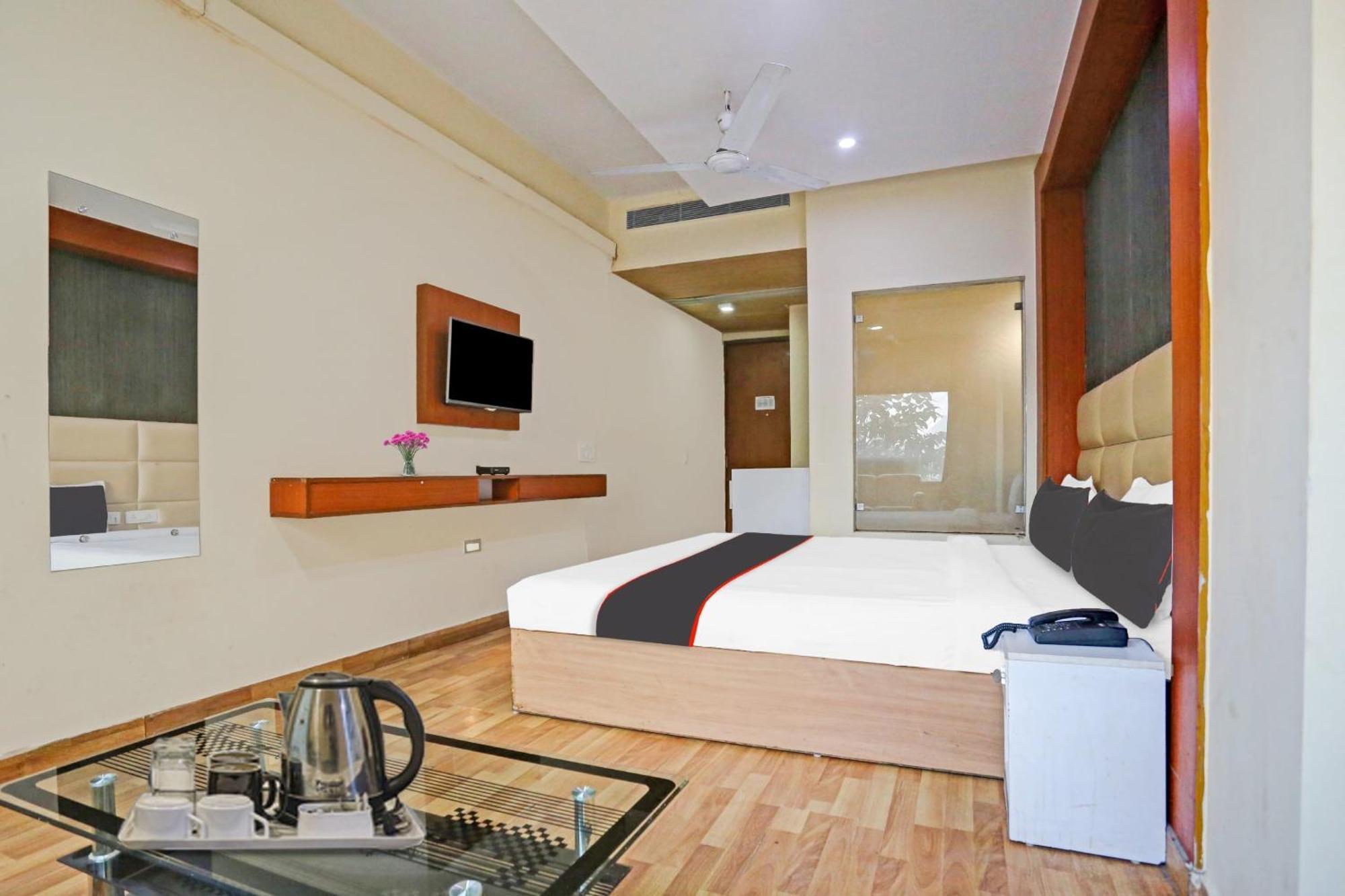 Collection O Aquarium Hotel