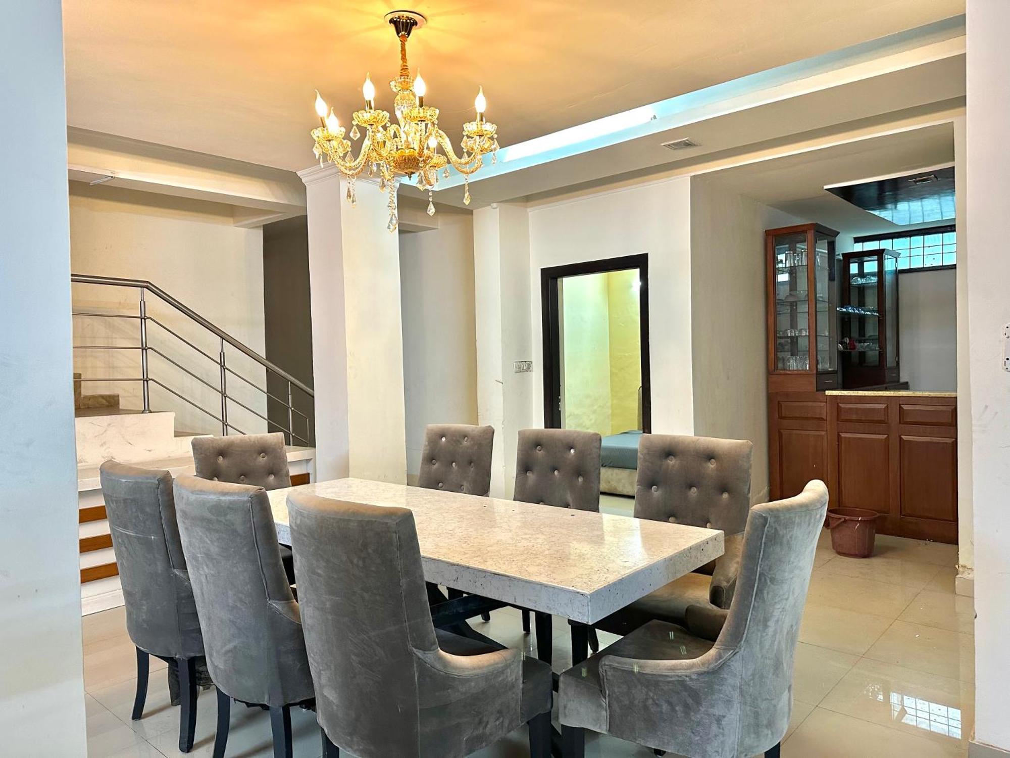 Spacious Basement For Parties Near Hong Kong Bazaar Apartment