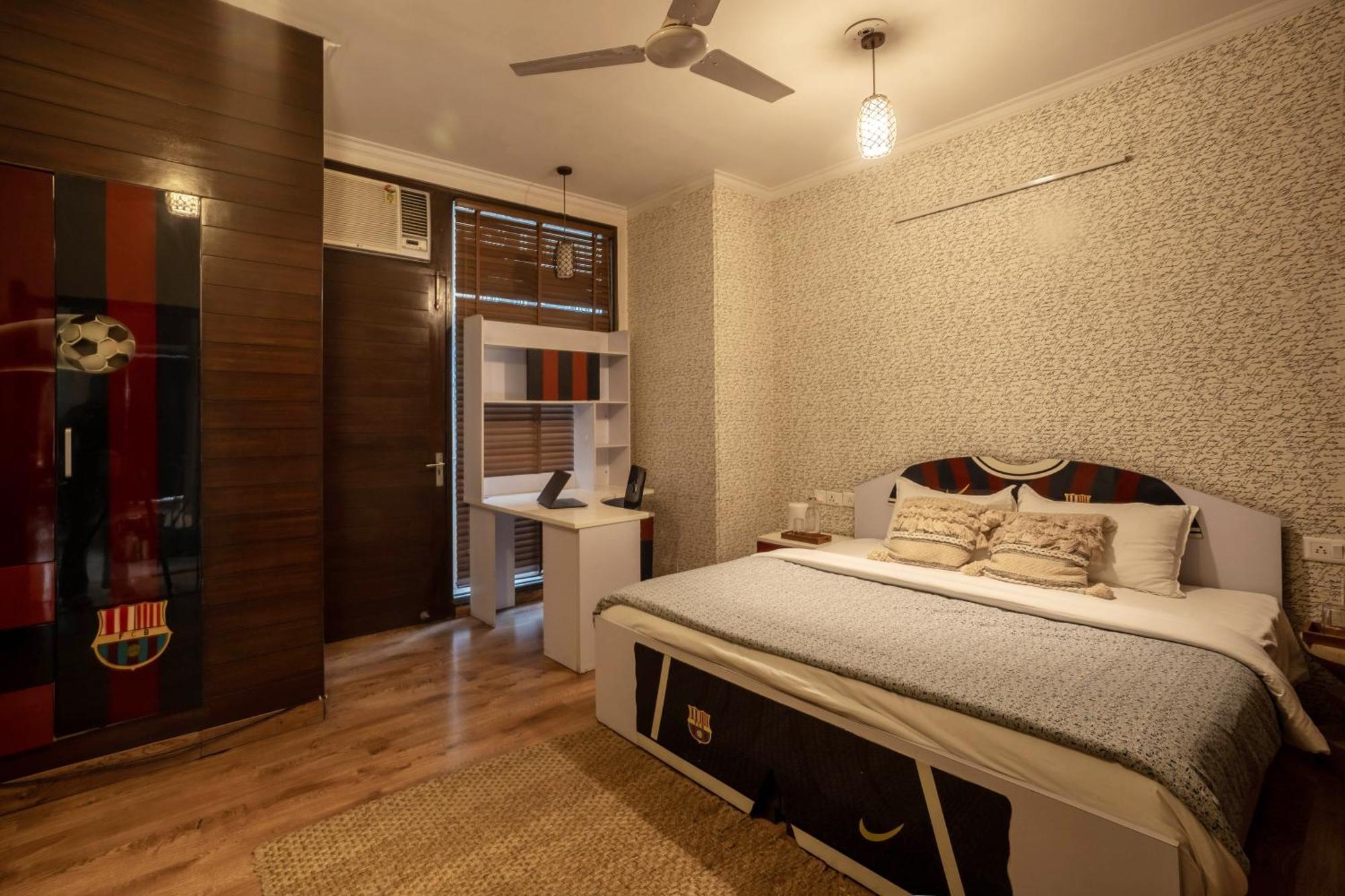 Luxurious 4 Bhk With Mini Movie Theatre In *