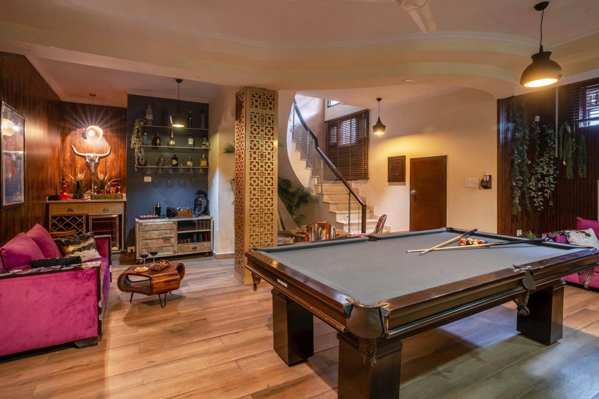Luxurious 4 Bhk With Mini Movie Theatre In *