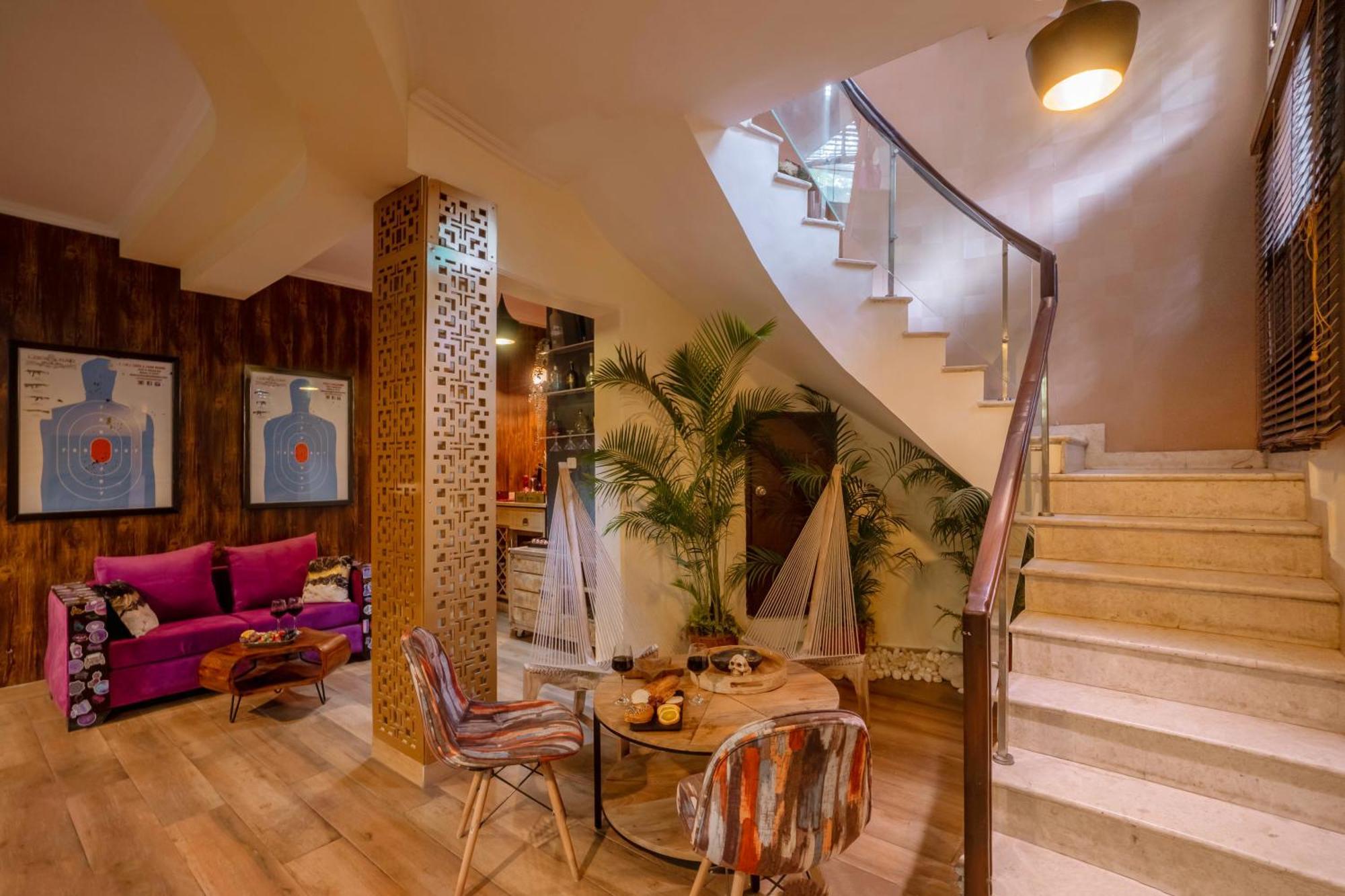 Luxurious 4 Bhk With Mini Movie Theatre In *