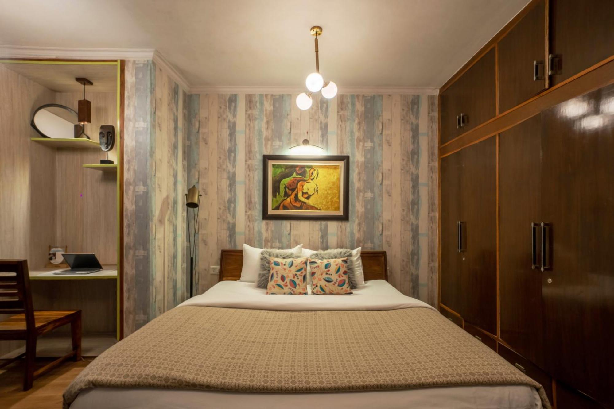 Luxurious 4 Bhk With Mini Movie Theatre In