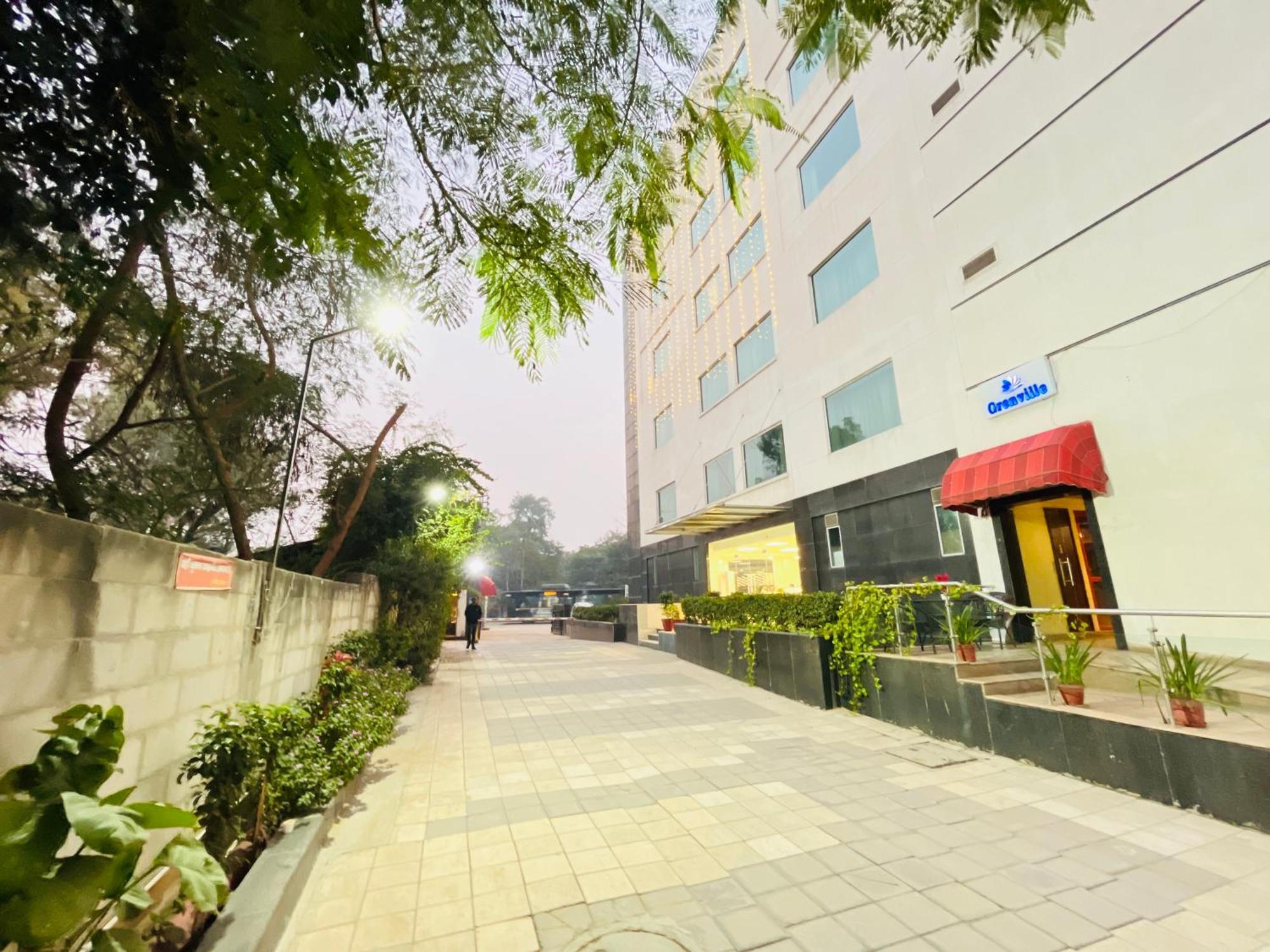 Corus & Banquets - Sector 14, Couple Friendly