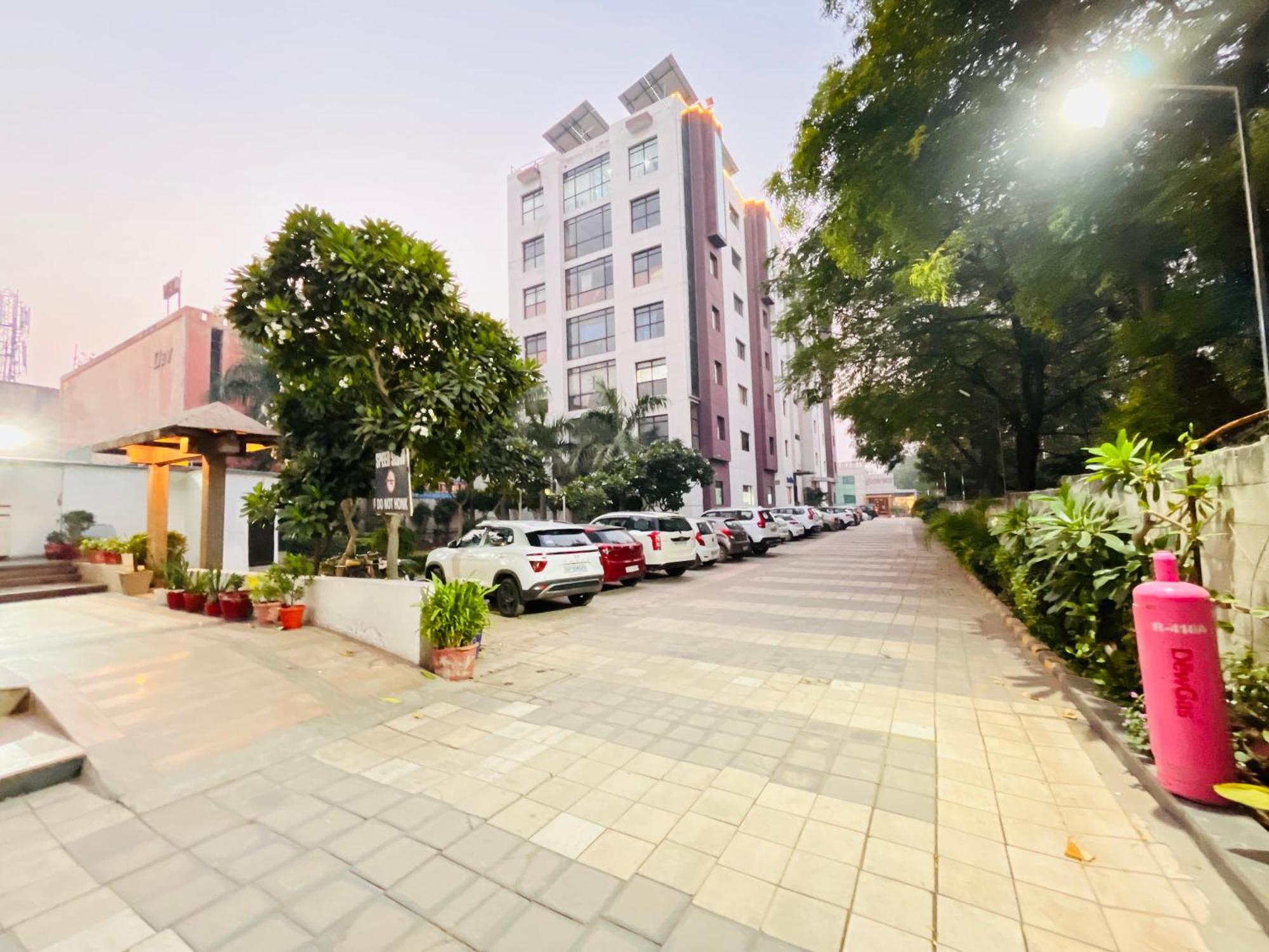 Corus & Banquets - Sector 14, Couple Friendly 3* Gurgaon