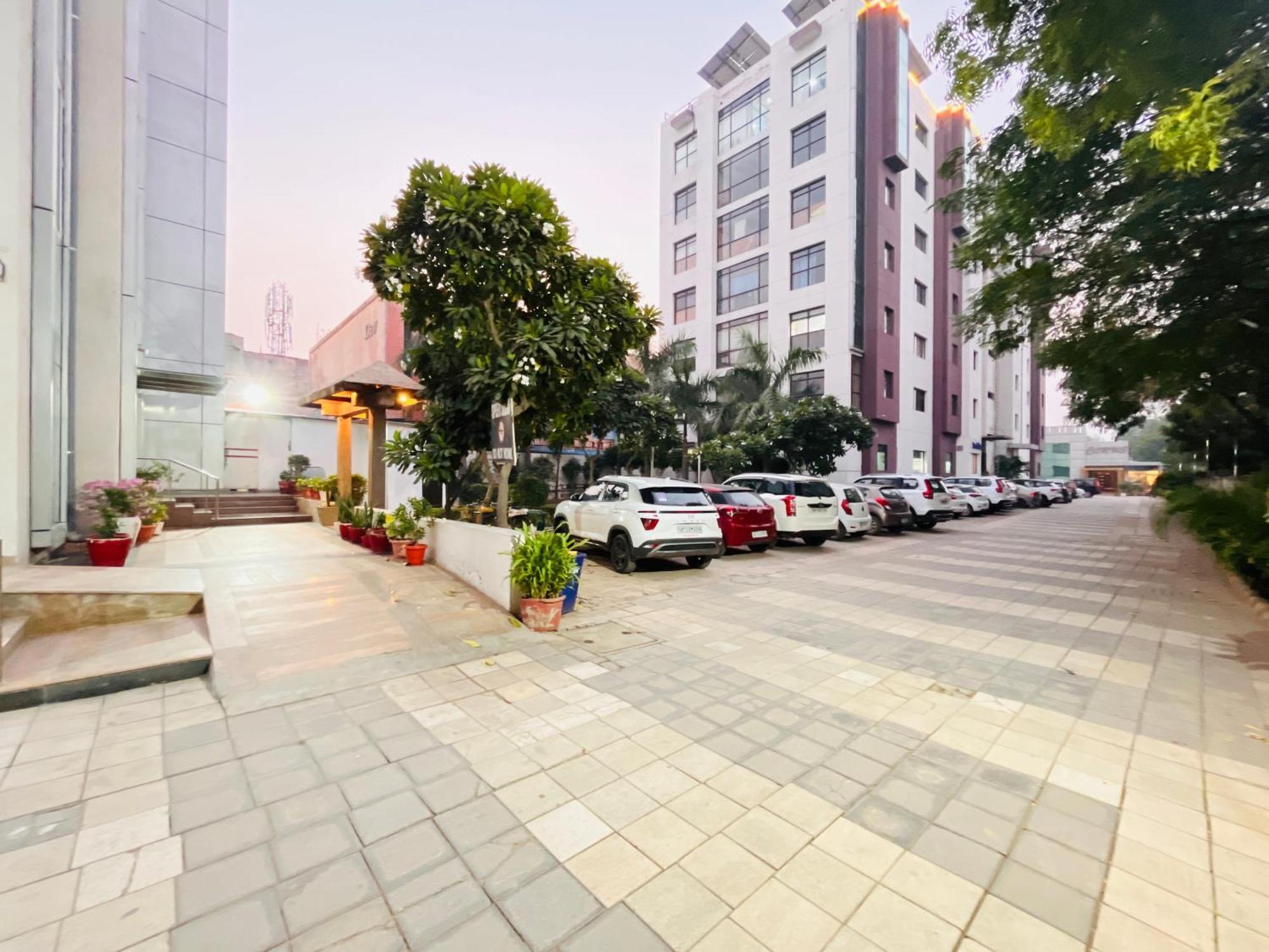 Corus & Banquets - Sector 14, Couple Friendly Gurgaon