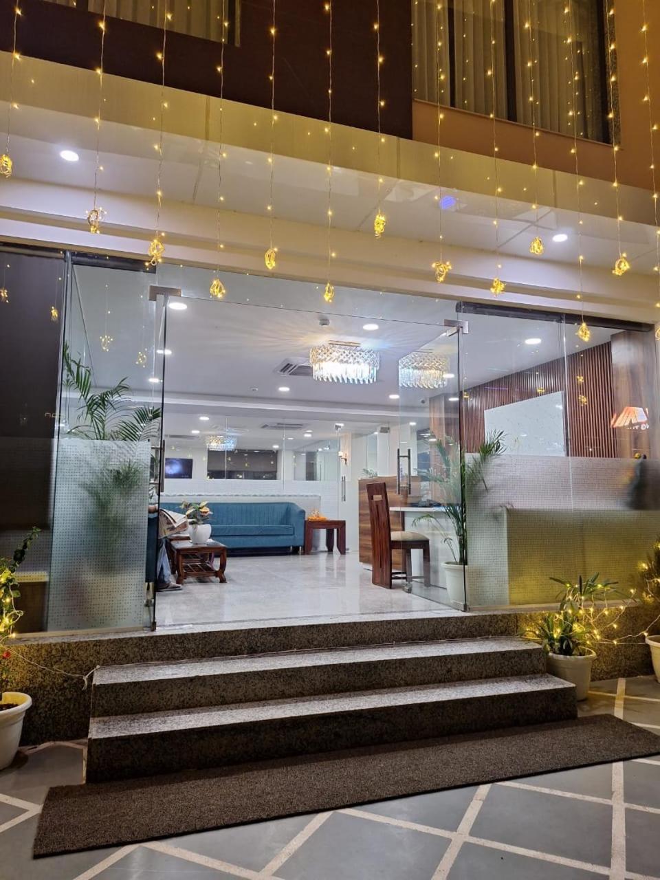 Rr Galaxy Hotel