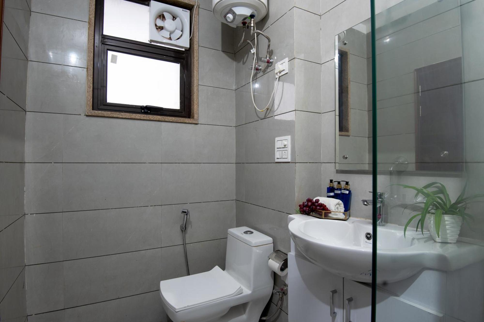 Hotel Serviced Near Medanta By Bedchambers 4*