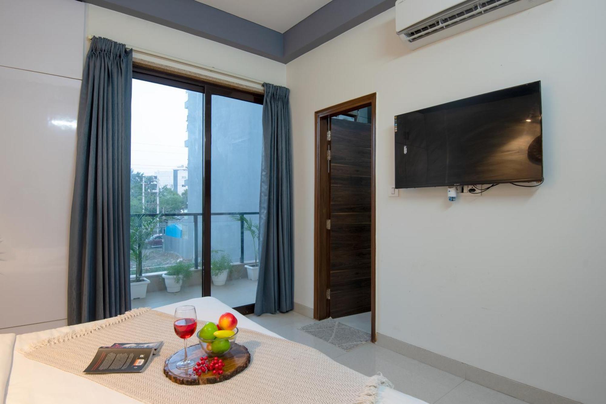 Serviced Near Medanta By Bedchambers Hotel 4*
