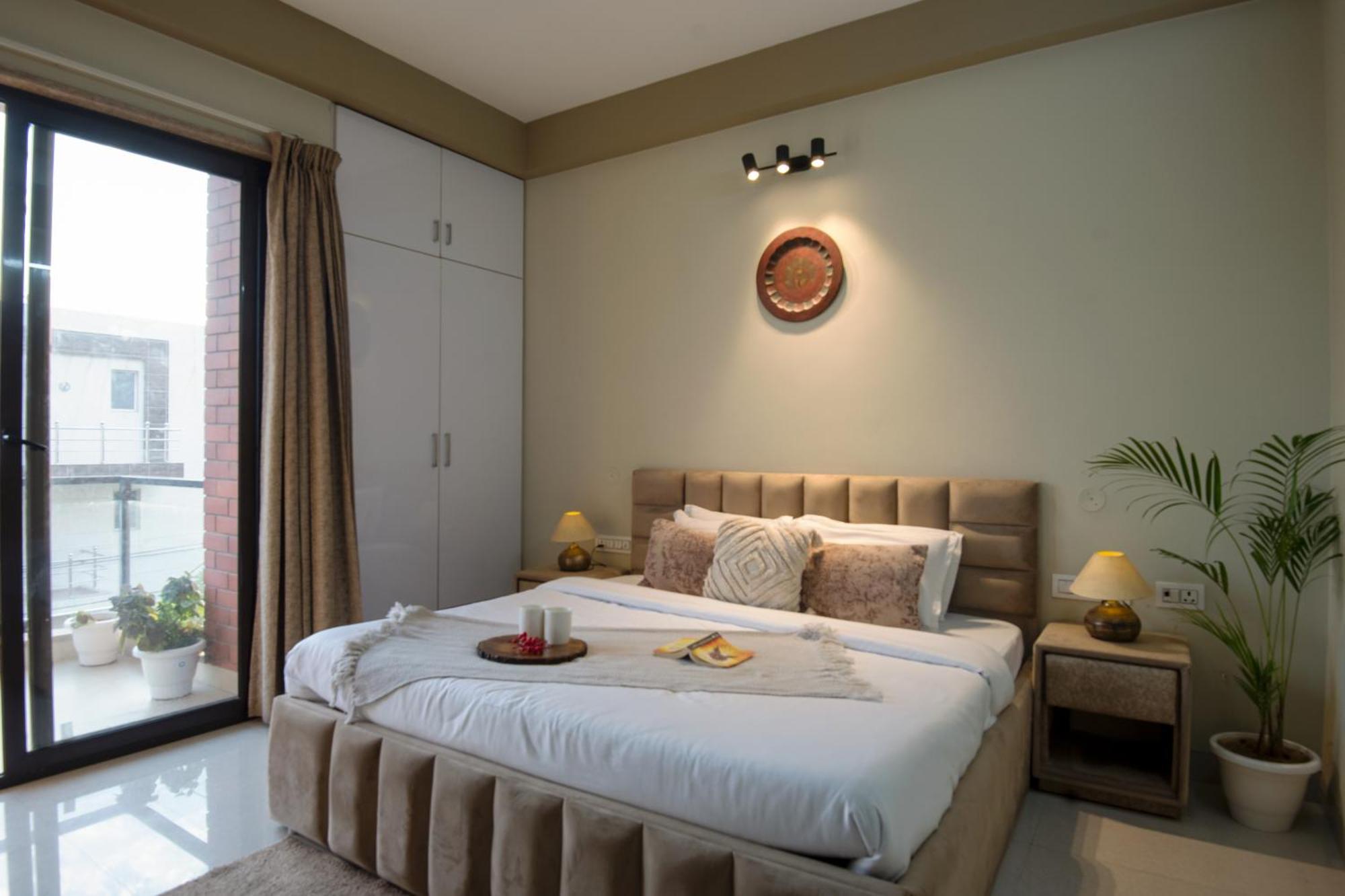 Hotel Serviced Near Medanta By Bedchambers 4*