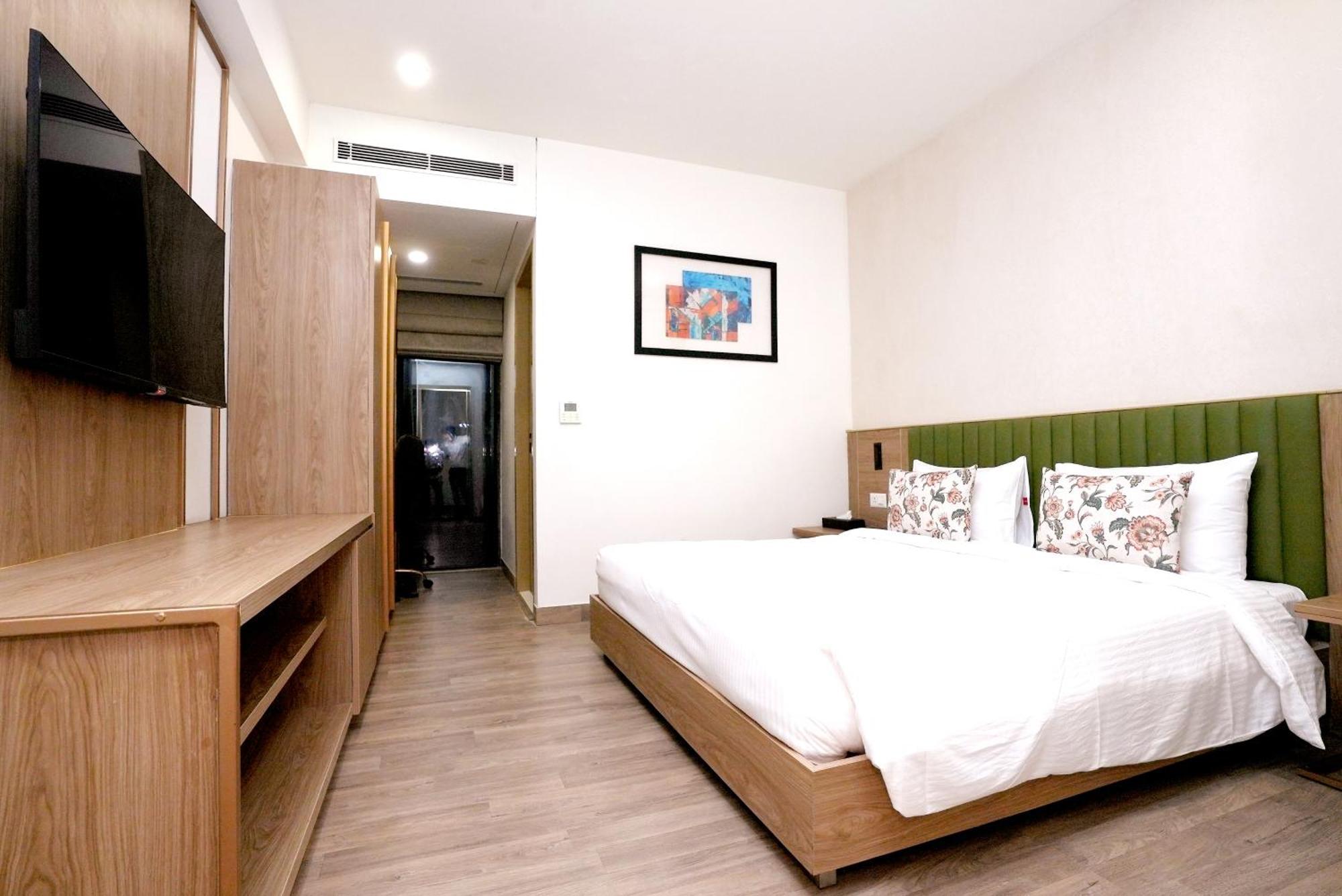 Hotel Limon & Banquet Sector 29,