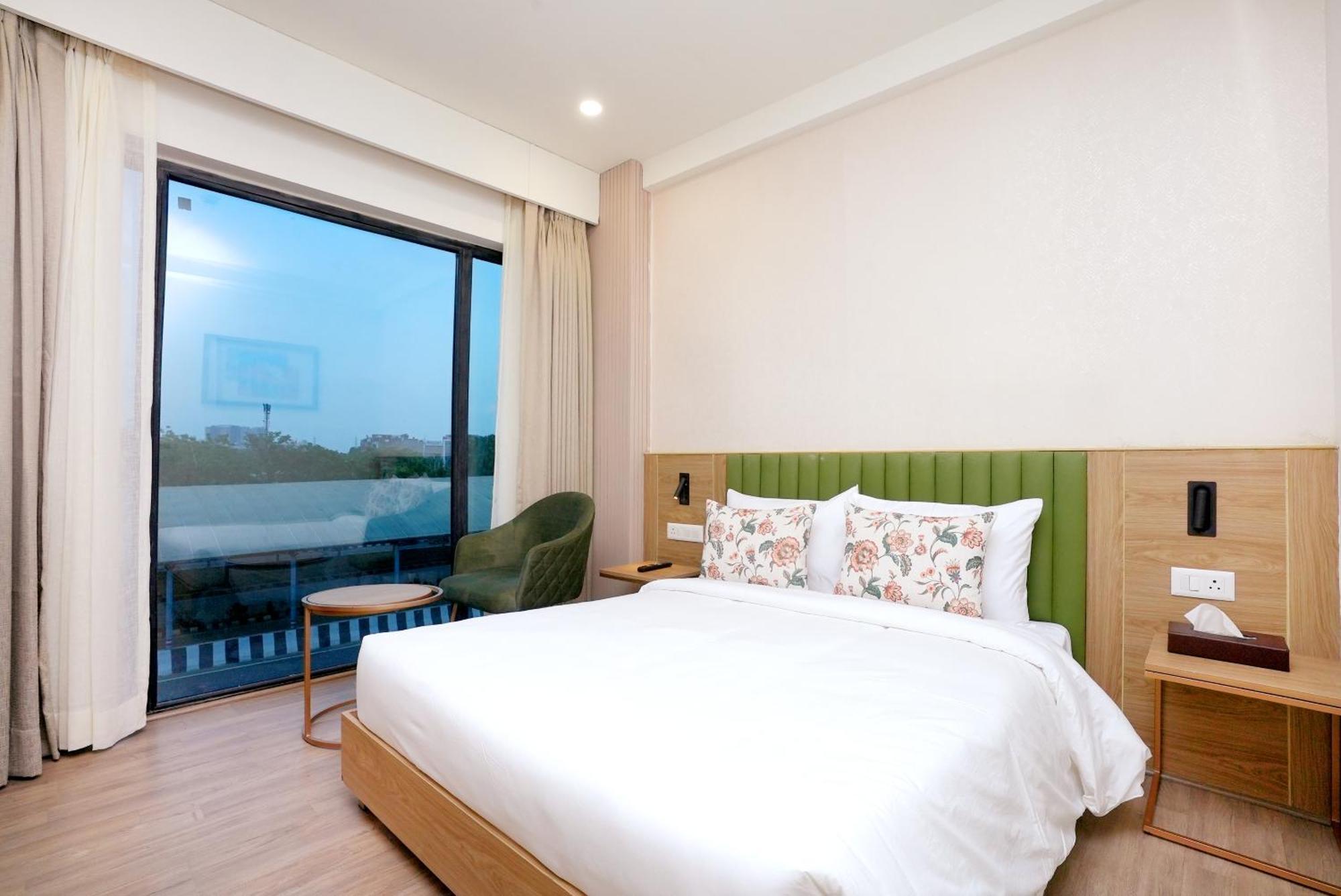 Hotel Limon & Banquet Sector 29,