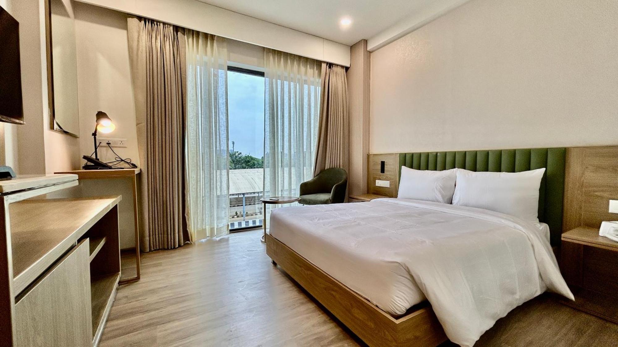 Hotel Limon & Banquet Sector 29,