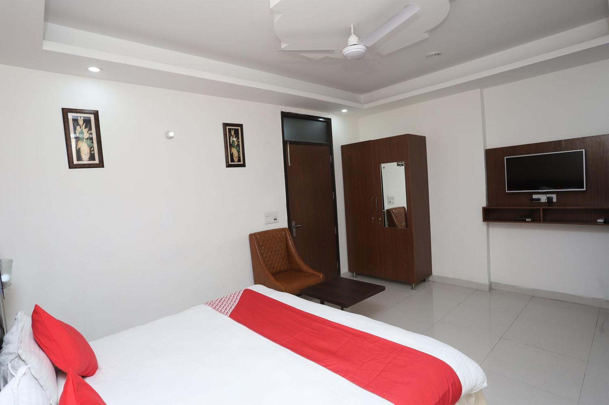Hotel Super Capital O Levanti Near Aravali Biodiversity Park 3*