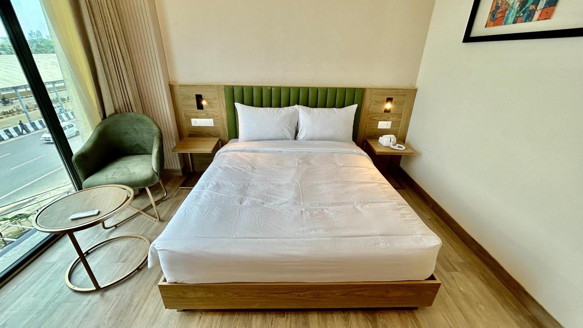 Hotel Limon & Banquet Sector 29,