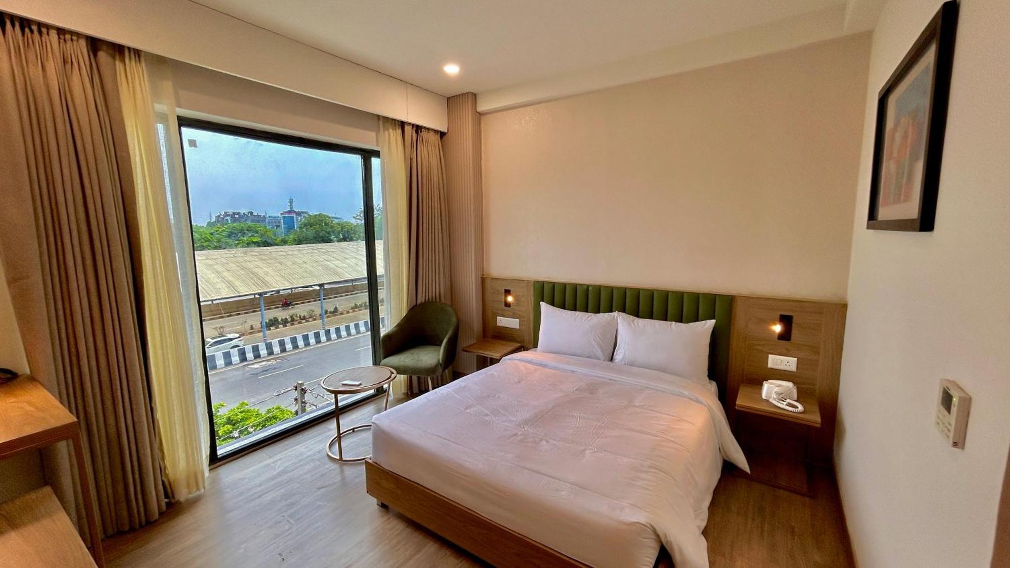 Hotel Limon & Banquet Sector 29,