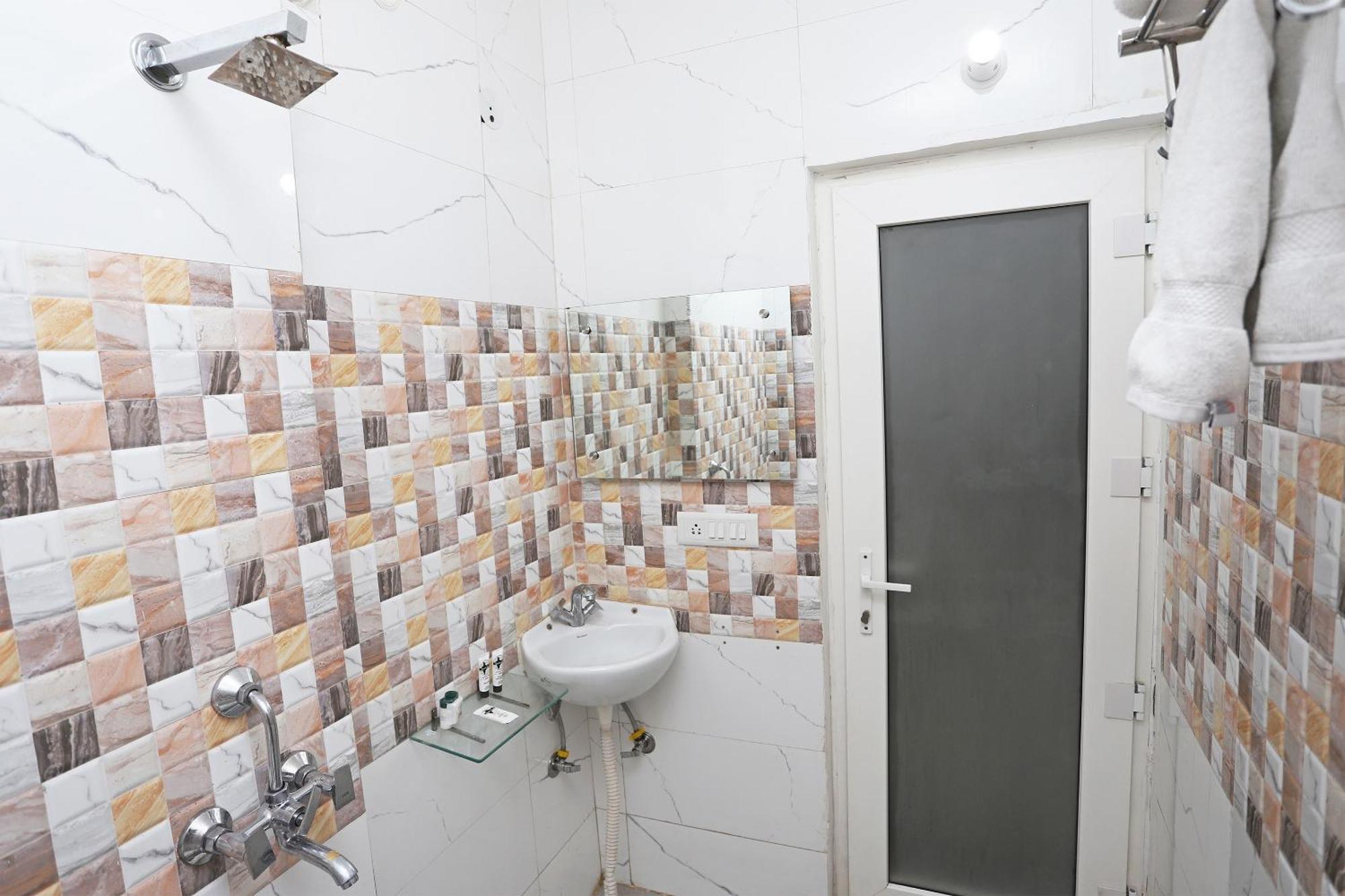Hotel Super Capital O Levanti Near Aravali Biodiversity Park 3*