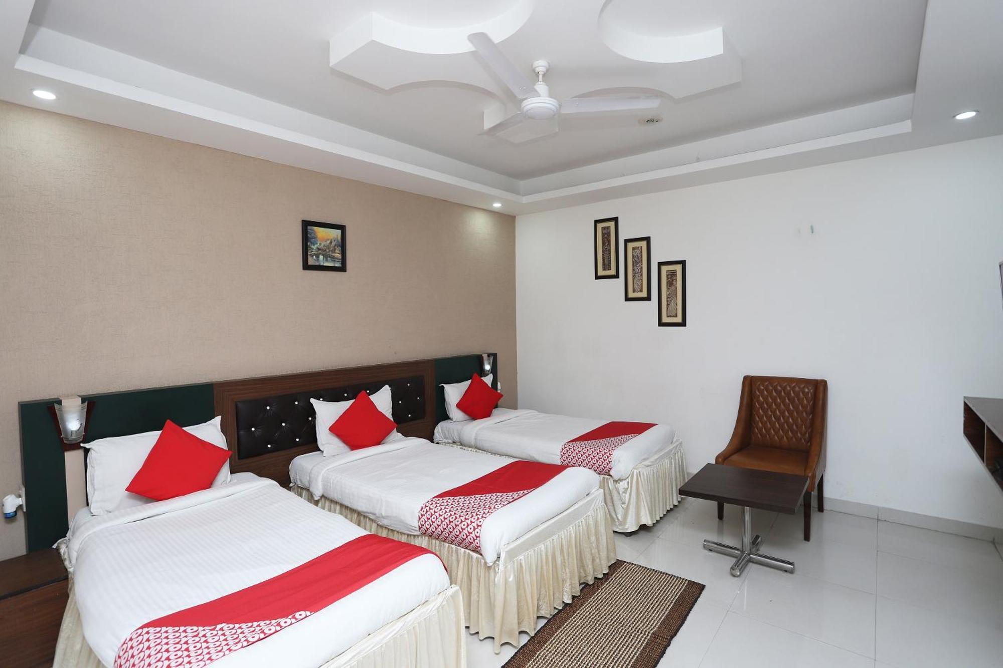 Hotel Super Capital O Levanti Near Aravali Biodiversity Park
