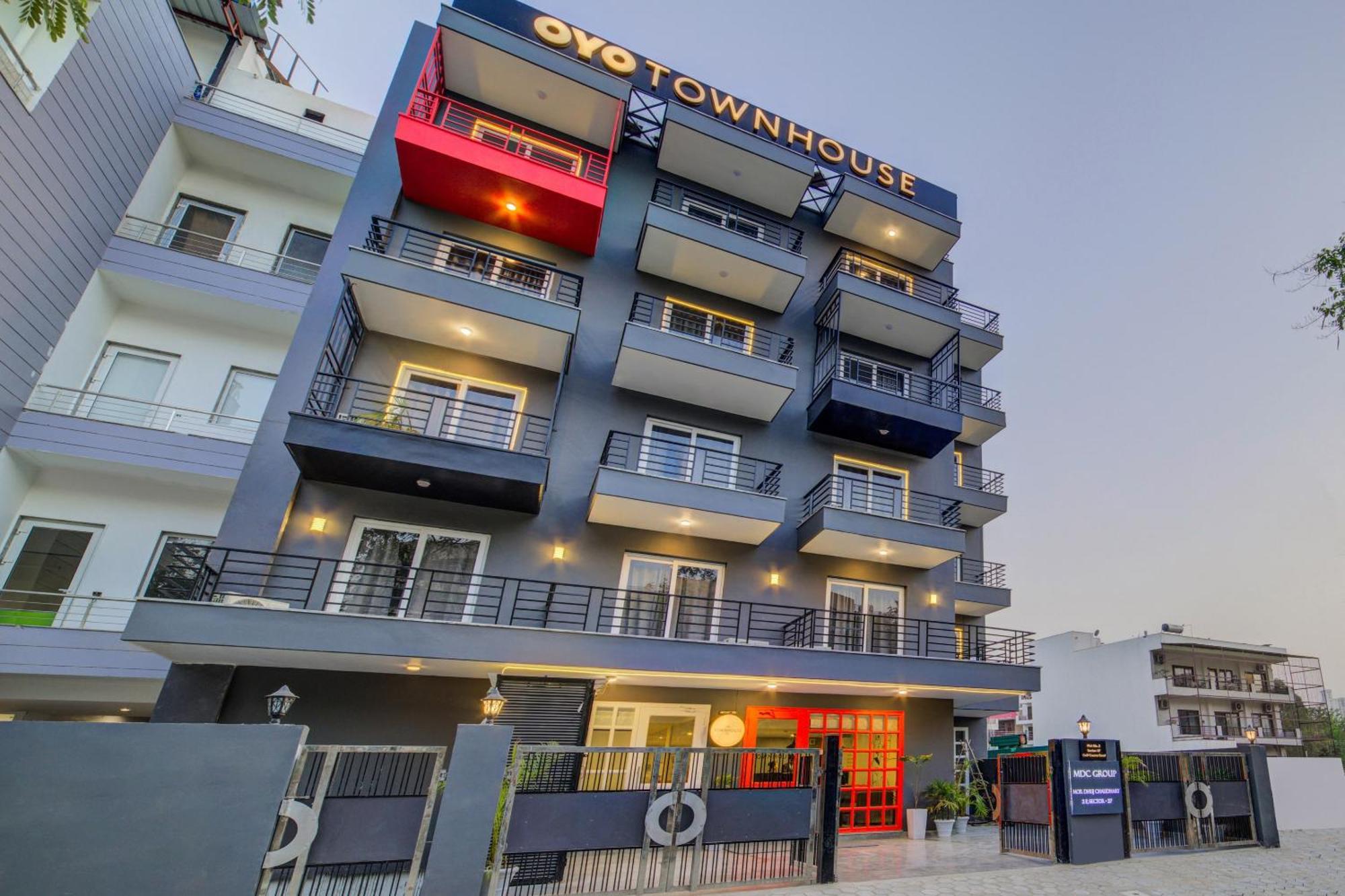 Townhouse Golf Course Road Hotel 4*