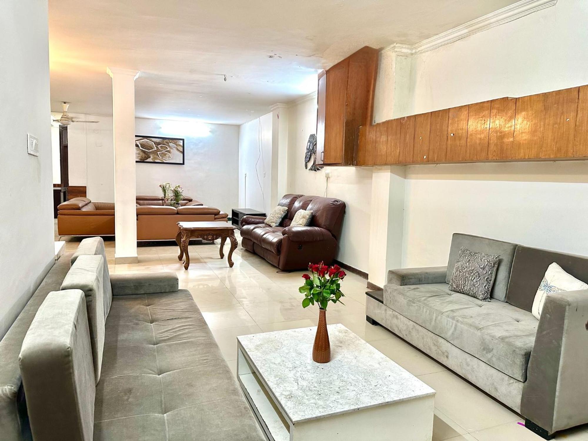 Spacious Basement For Parties Near Hong Kong Bazaar Apartment