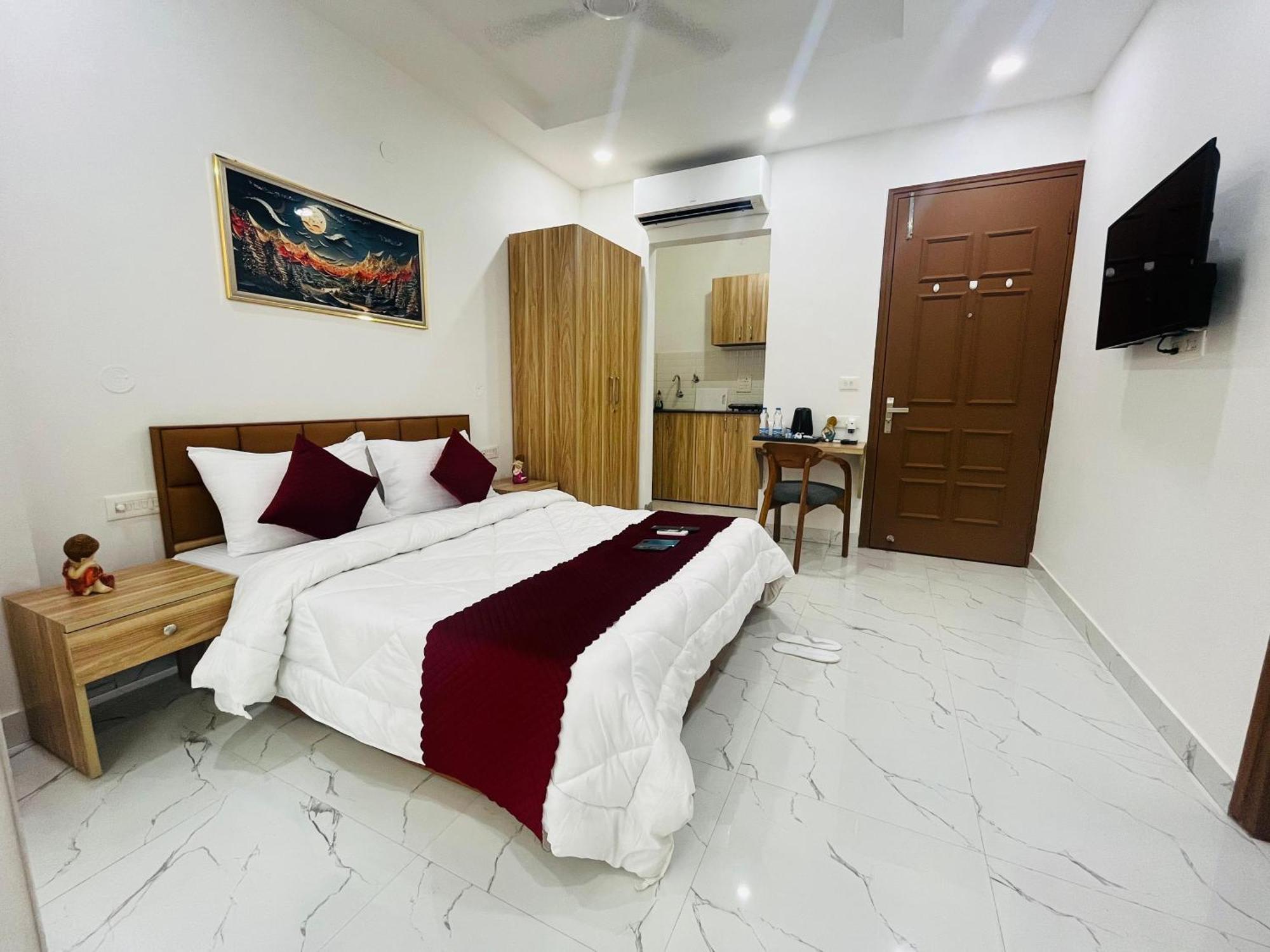 Apartment The Lodgers Infront Of Artemis Hospital Gurugram *