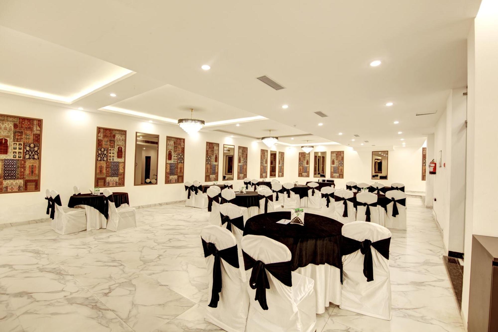 Saltstayz Select - Huda Center Hotel 3*