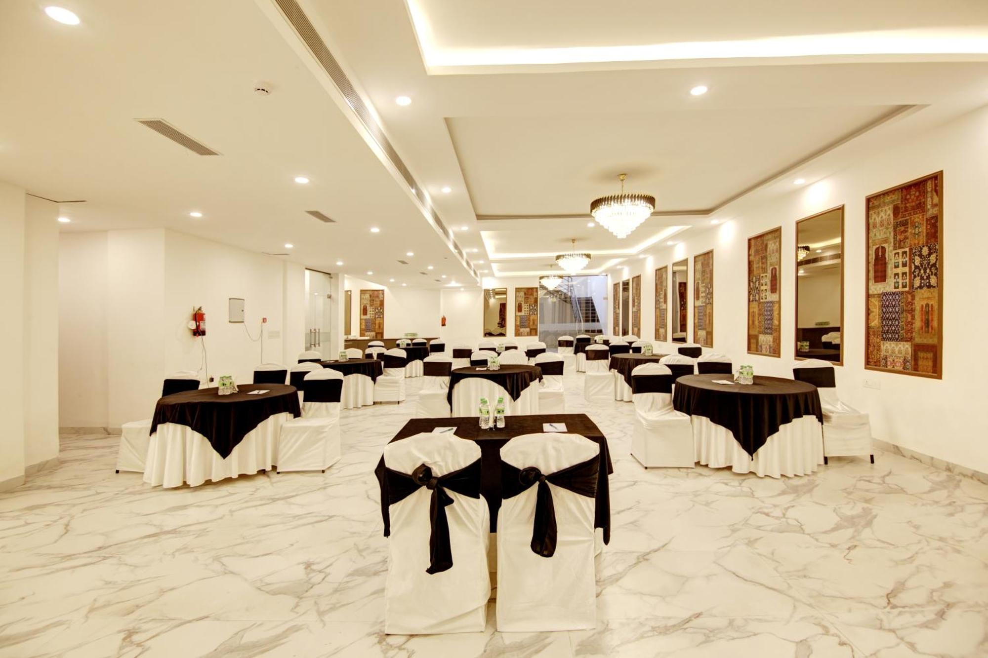 Hotel Saltstayz Select - Huda Center 3*