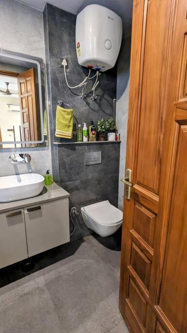 Deniz - 1bhk, Balcony, Parking & Wi-fi Apartment Gurgaon