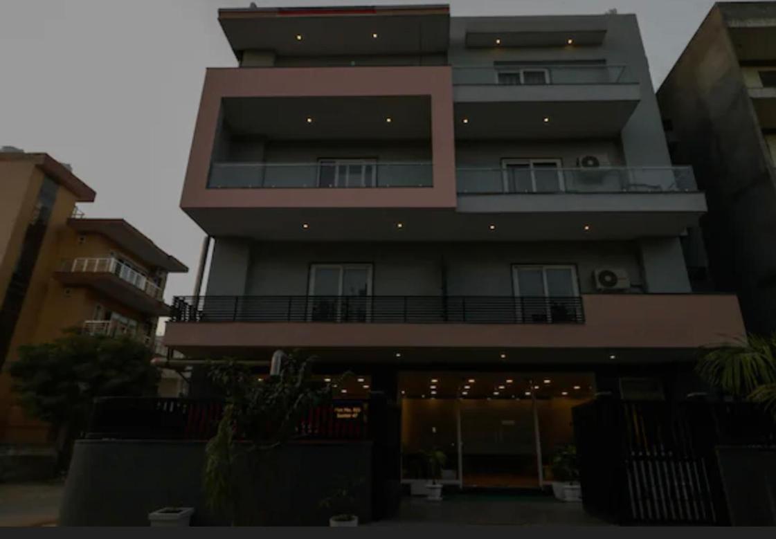 Hotel Azure And Near Medanta Hospital Medicity Sector 47,sohna Road 3*