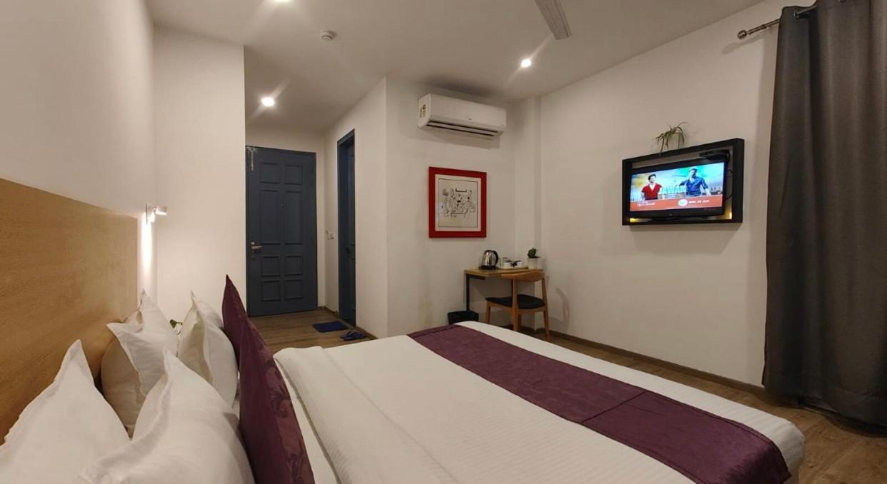 Hotel Azure And Near Medanta Hospital Medicity Sector 47,sohna Road
