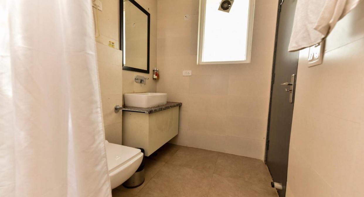 Hotel Azure And Near Medanta Hospital Medicity Sector 47,sohna Road 3*