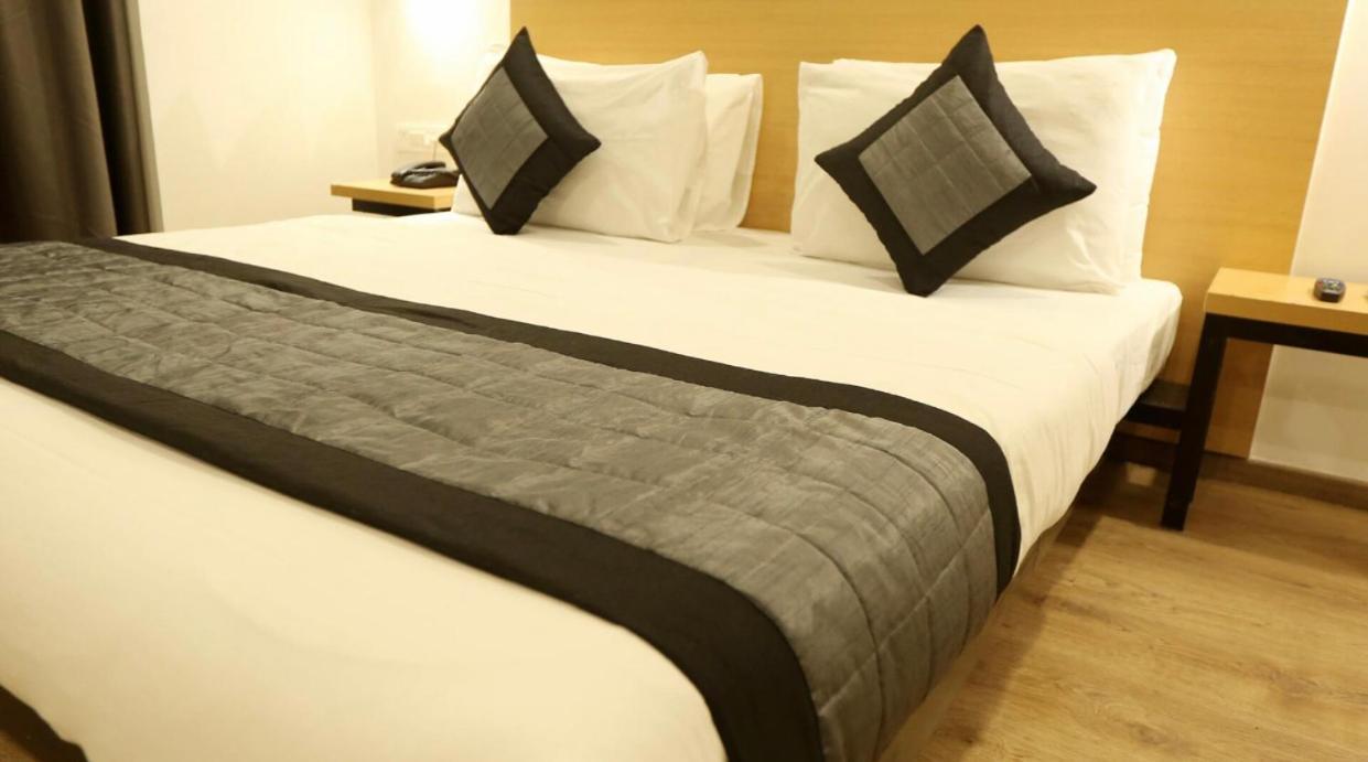 Hotel Azure And Near Medanta Hospital Medicity Sector 47,sohna Road