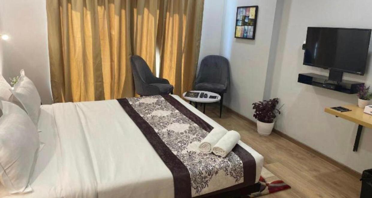 Azure And Near Medanta Hospital Medicity Sector 47,sohna Road Hotel