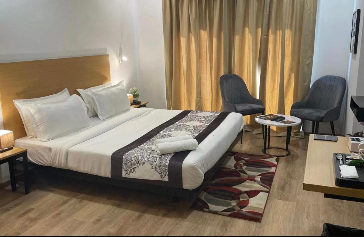 Azure And Near Medanta Hospital Medicity Sector 47,sohna Road 3*