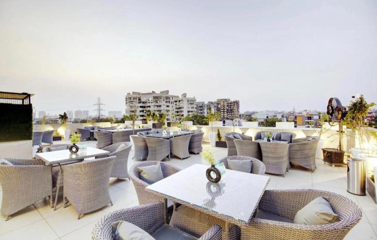 Hotel Azure And Near Medanta Hospital Medicity Sector 47,sohna Road 3*