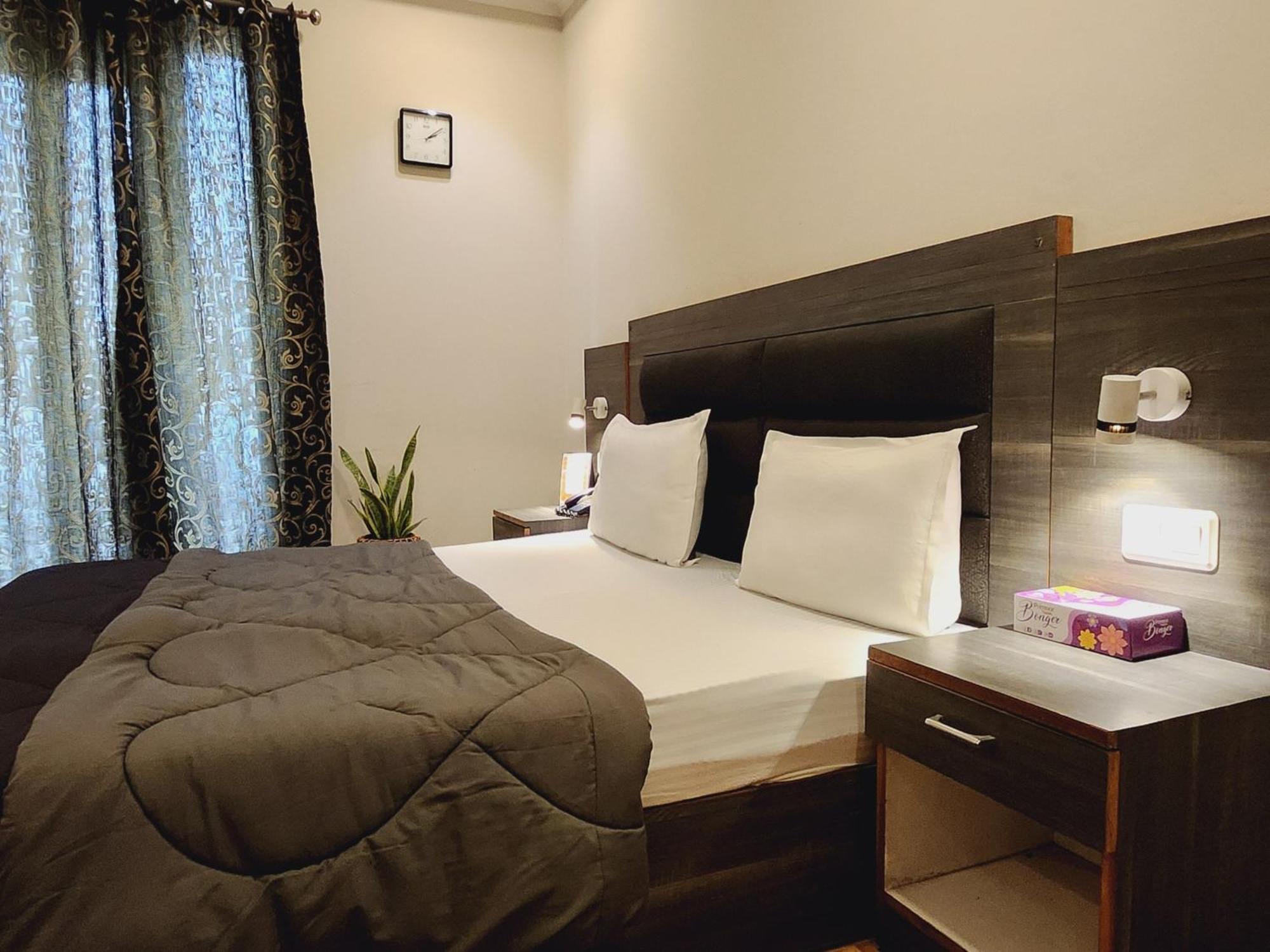 Premier - Golf Course Road ,gurgaon 3*