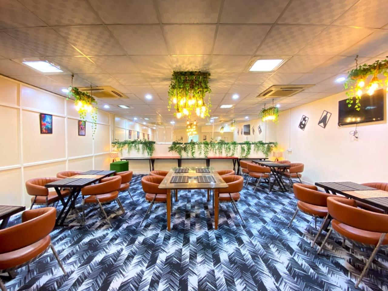Hotel Oyster Pearl - Medicity Gurugram, Near Medanta Hospital
