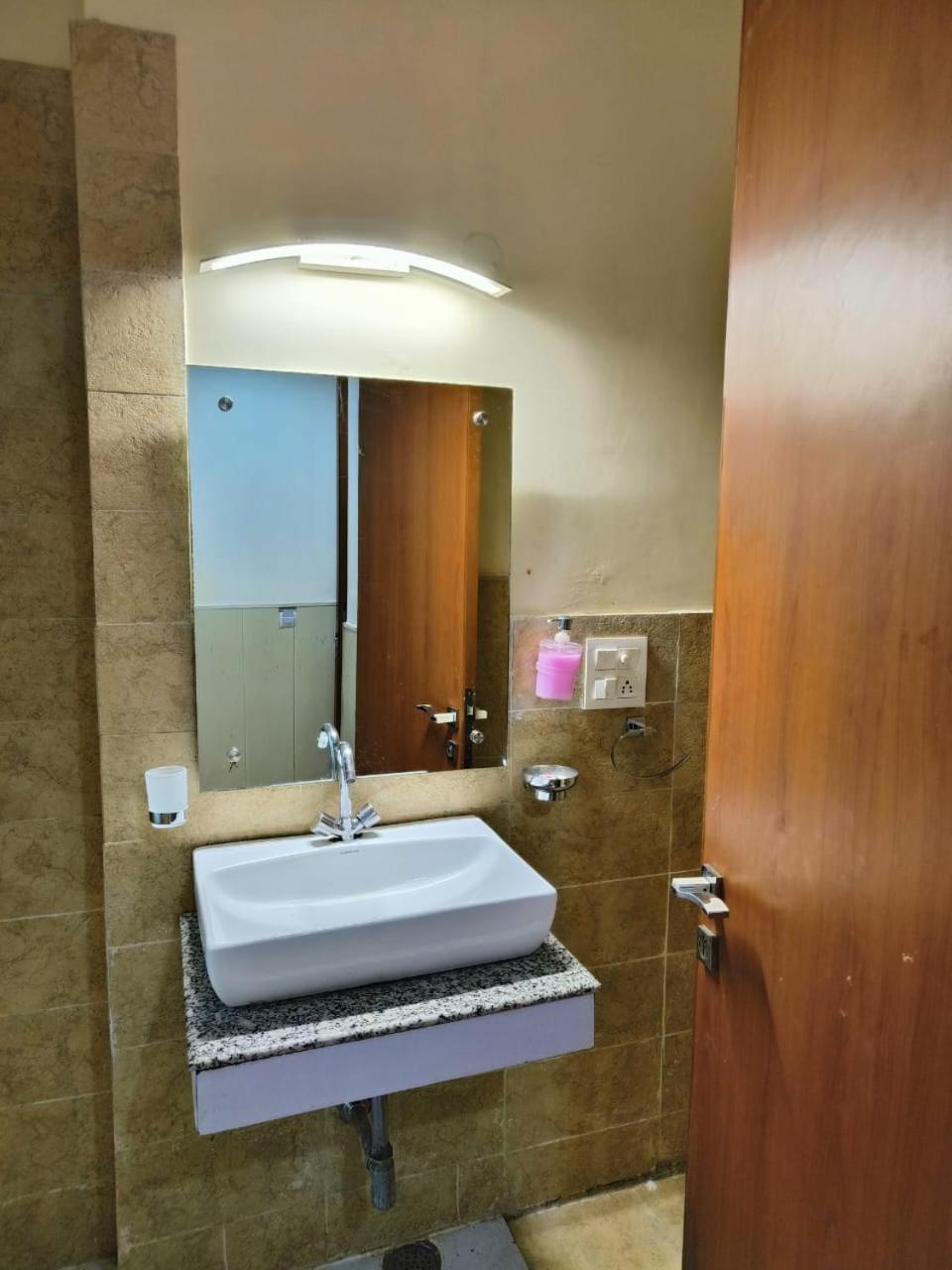 Hotel Oyster Pearl - Medicity Gurugram, Near Medanta Hospital