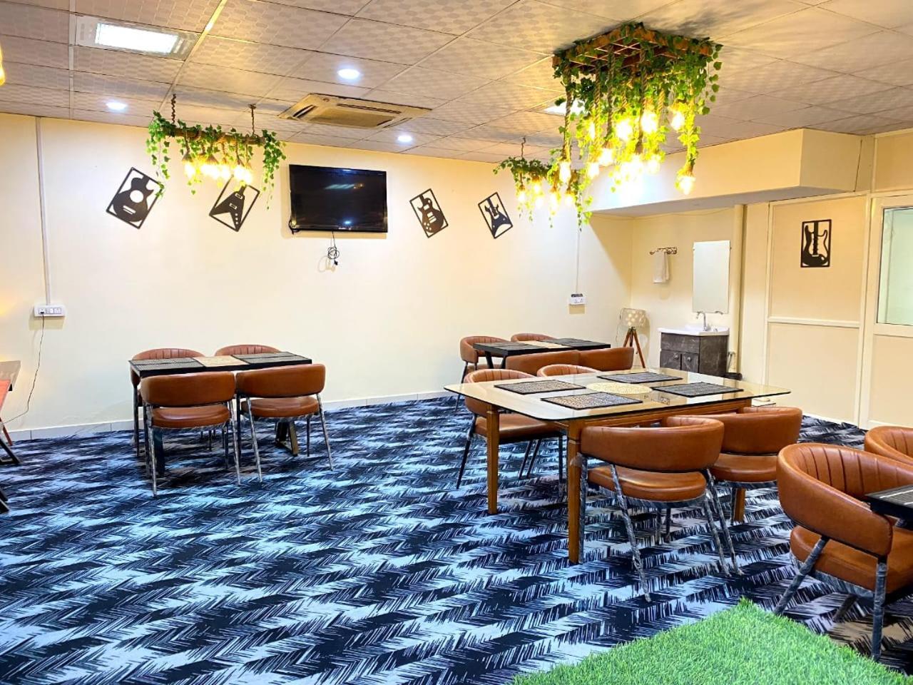 Hotel Oyster Pearl - Medicity Gurugram, Near Medanta Hospital