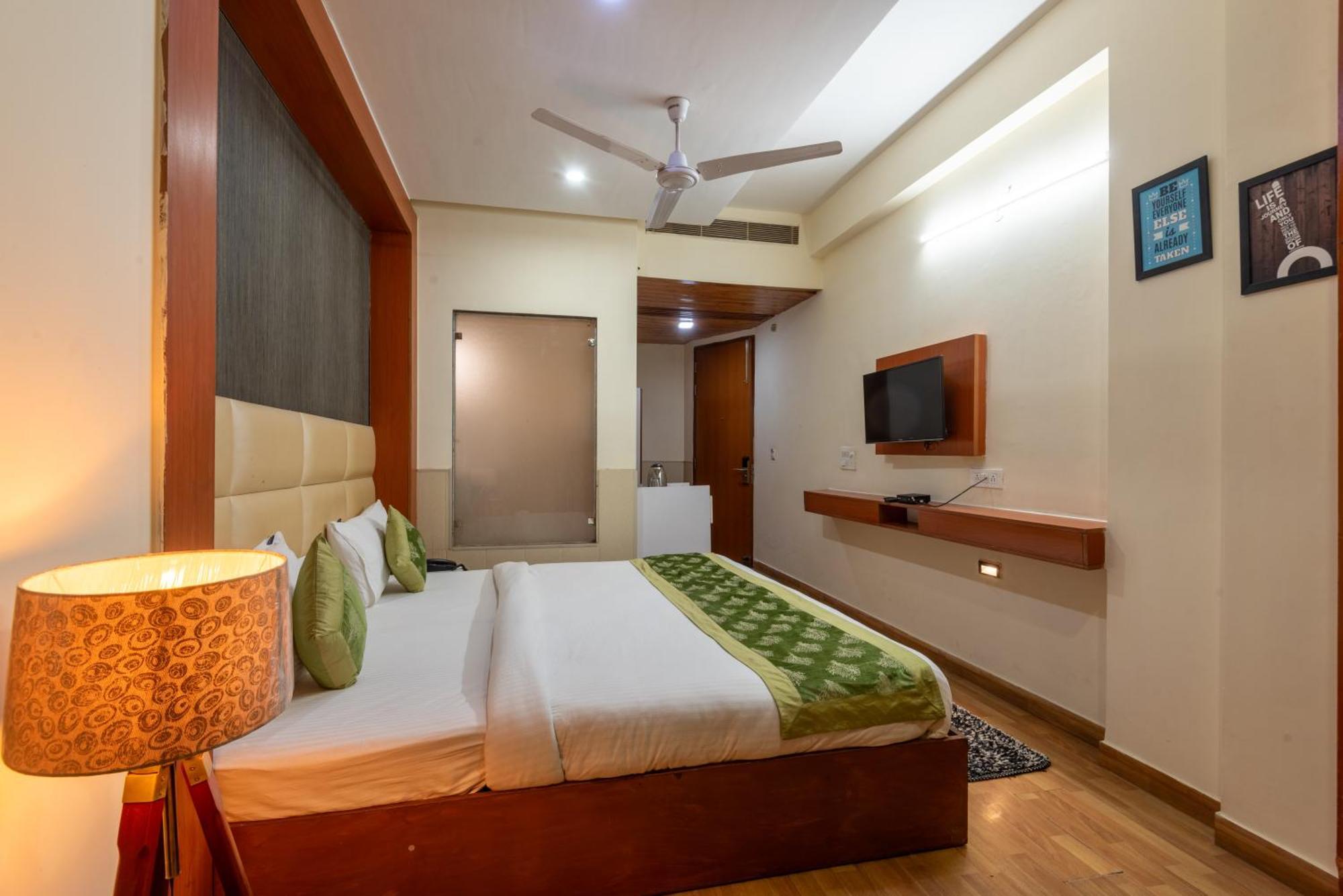 Hotel Oyster Pearl - Medicity Gurugram, Near Medanta Hospital 3*
