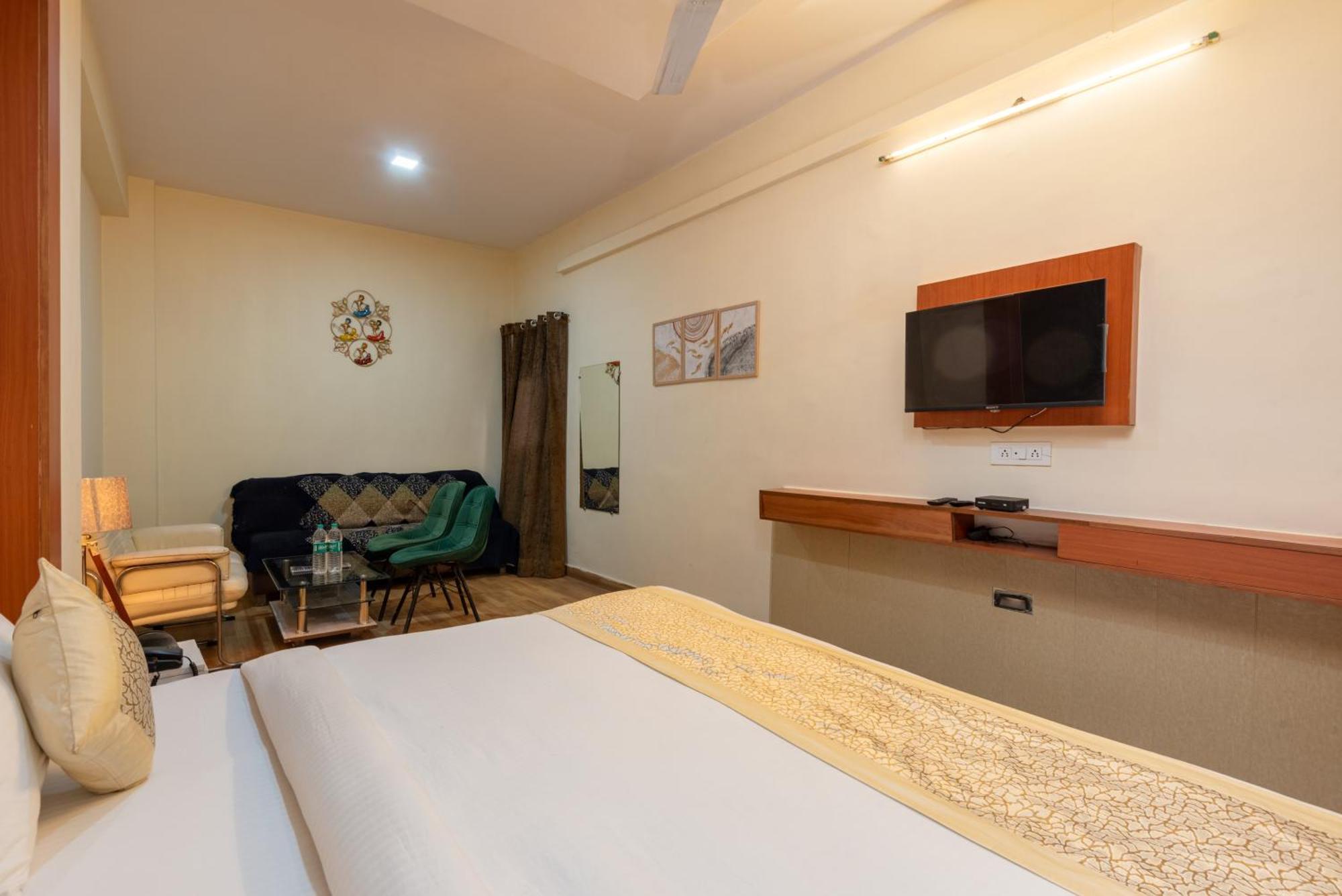 Hotel Oyster Pearl - Medicity Gurugram, Near Medanta Hospital