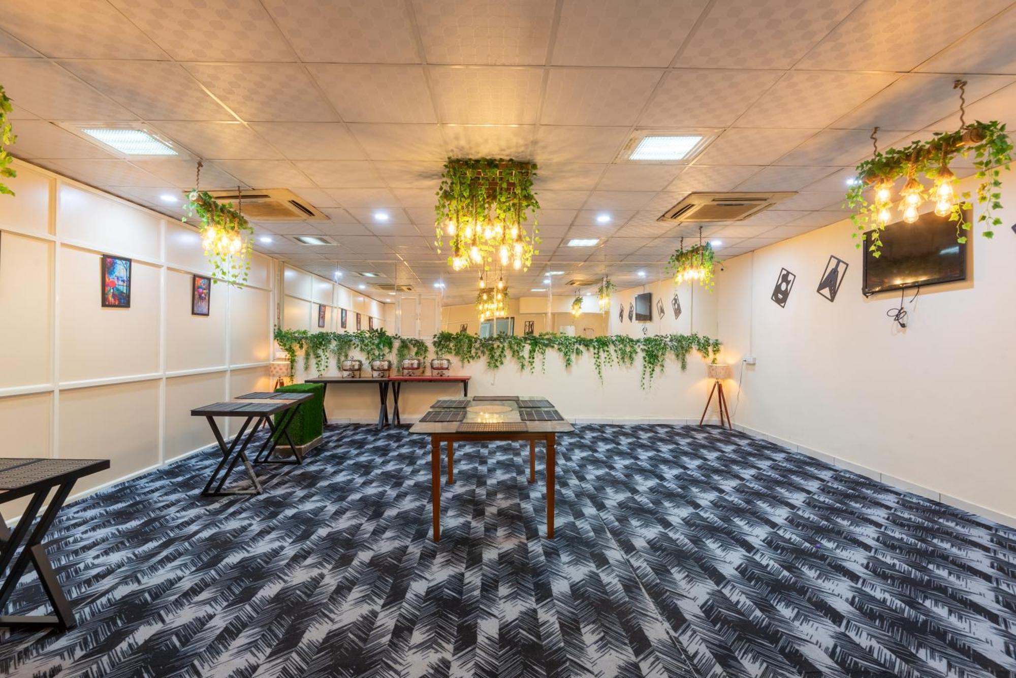Hotel Oyster Pearl - Medicity Gurugram, Near Medanta Hospital