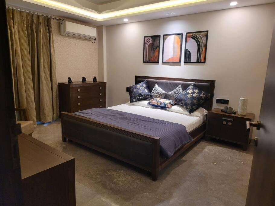 Entire Serviced In Dlf-phase 2 Apartment
