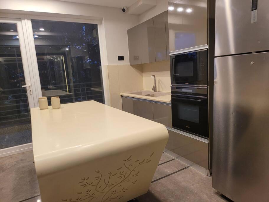 Apartment Entire Serviced In Dlf-phase 2 *